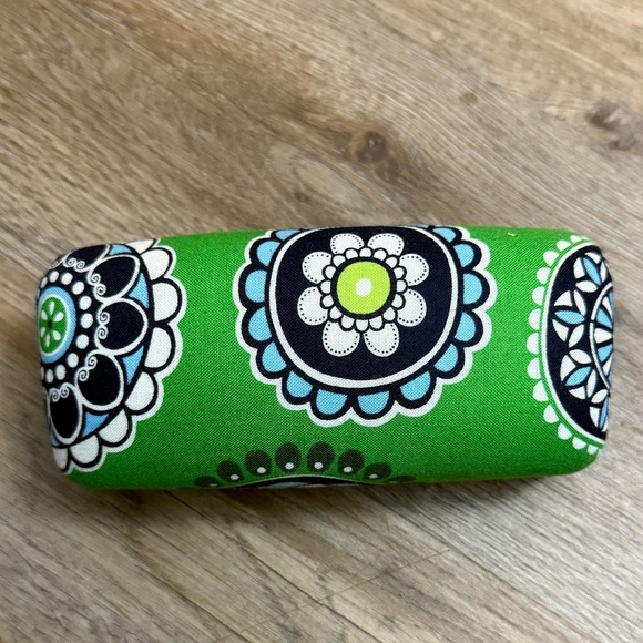 Vera Bradley • Cupcake Green Clamshell Sunglass Case - Picture 5 of 6